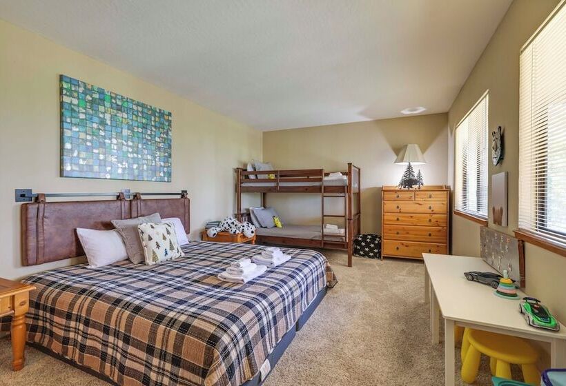 Deck & Views: Pet Friendly Starry Pines Cabin