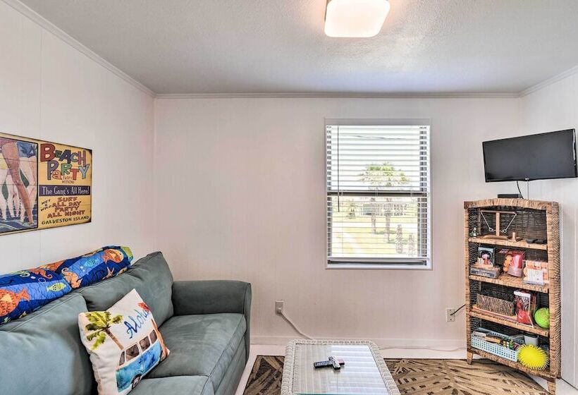 Gulf Coast Views: Stilted Retreat In Galveston!