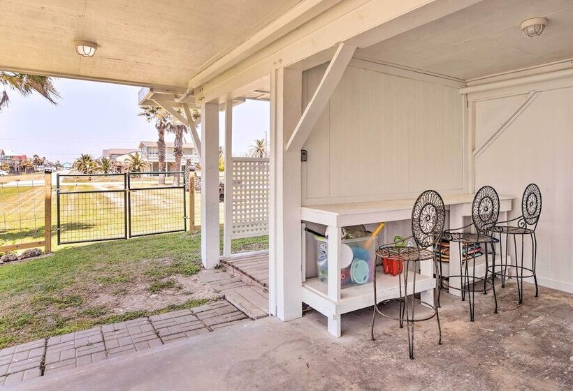 Gulf Coast Views: Stilted Retreat In Galveston!