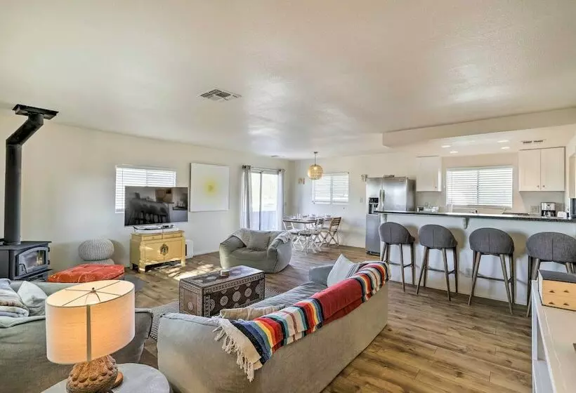 Sunny Oasis W/ Hot Tub ~ 11 Mi To Nat L Park!