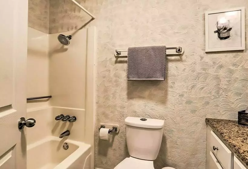 Sunny Oasis W/ Hot Tub ~ 11 Mi To Nat L Park!