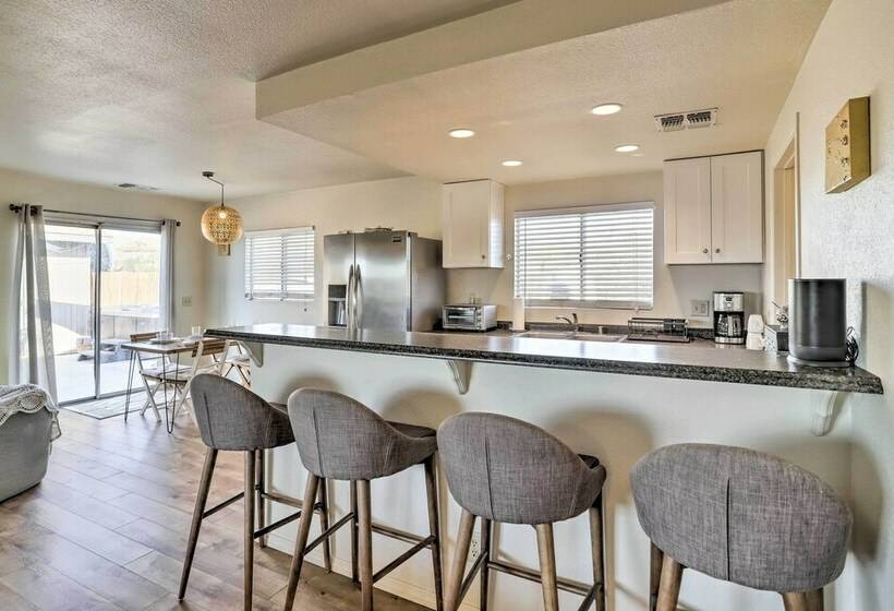 Sunny Oasis W/ Hot Tub ~ 11 Mi To Nat L Park!