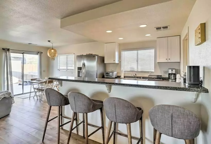 Sunny Oasis W/ Hot Tub ~ 11 Mi To Nat L Park!