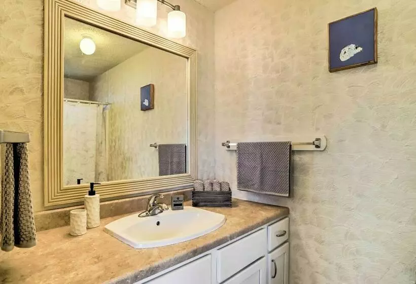 Sunny Oasis W/ Hot Tub ~ 11 Mi To Nat L Park!