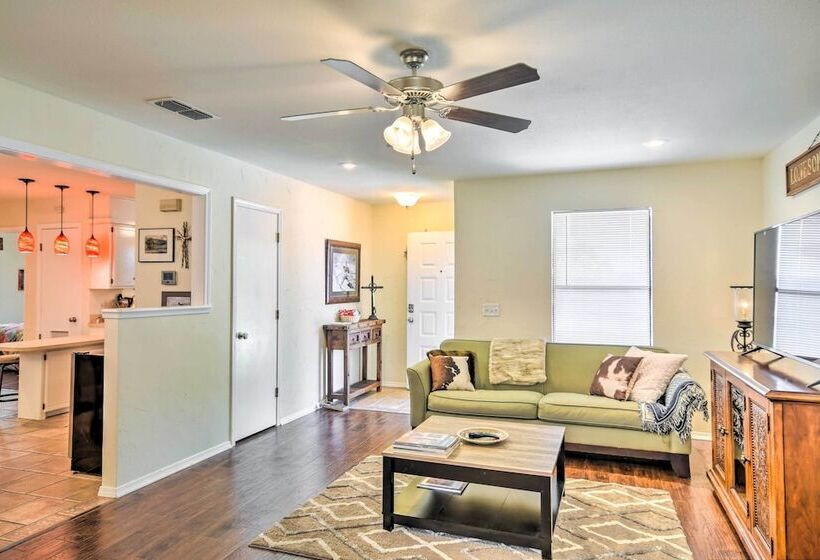 Unique Ranch Style Home < 2 Mi To Downtown!