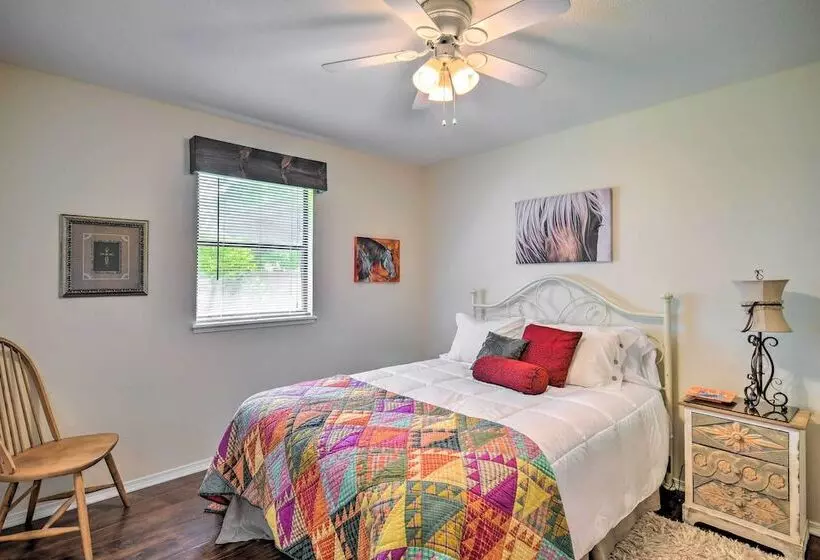 Unique Ranch Style Home < 2 Mi To Downtown!