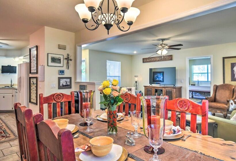 Unique Ranch Style Home < 2 Mi To Downtown!