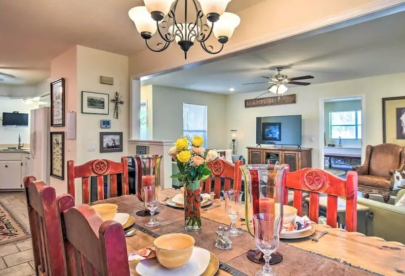 Unique Ranch Style Home < 2 Mi To Downtown!