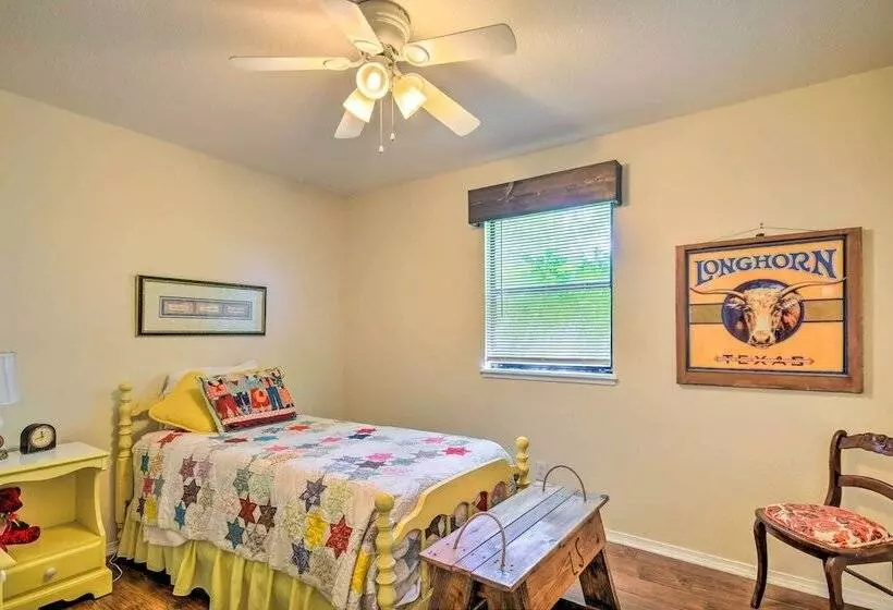 Unique Ranch Style Home < 2 Mi To Downtown!