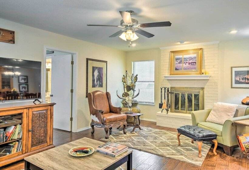 Unique Ranch Style Home < 2 Mi To Downtown!