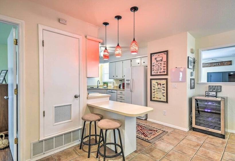 Unique Ranch Style Home < 2 Mi To Downtown!