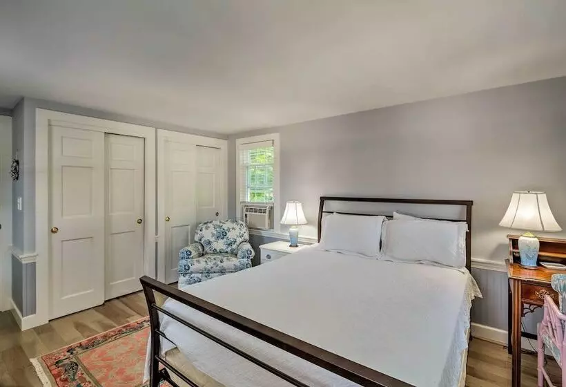 Waterfront Hyannis Gem: Walk To Hyannis Port Beach