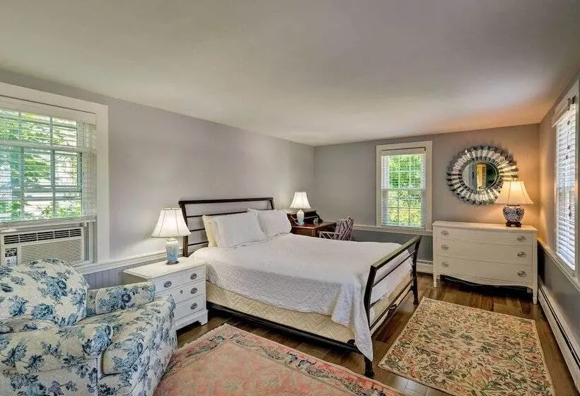 Waterfront Hyannis Gem: Walk To Hyannis Port Beach