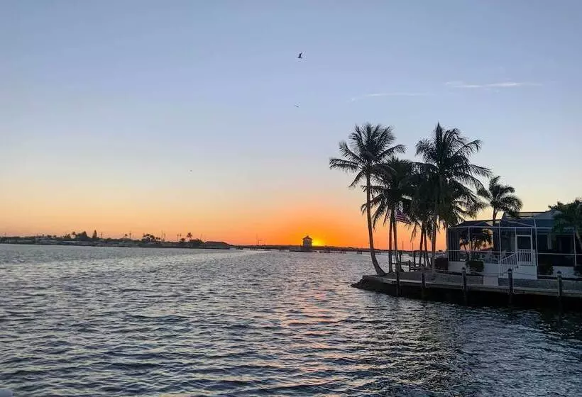 Waterfront Matlacha Home W/ Hot Tub & Grill!