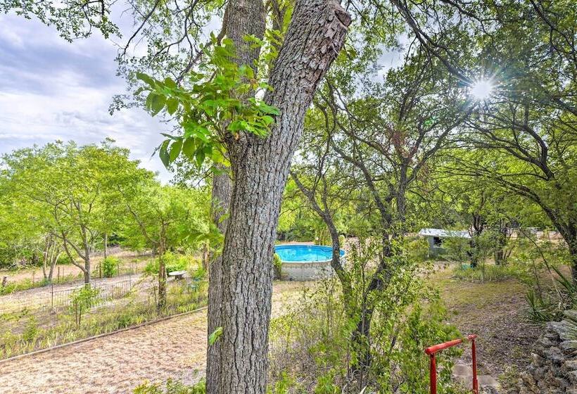Peaceful Yard + Seasonal Pool: Weatherford Cottage