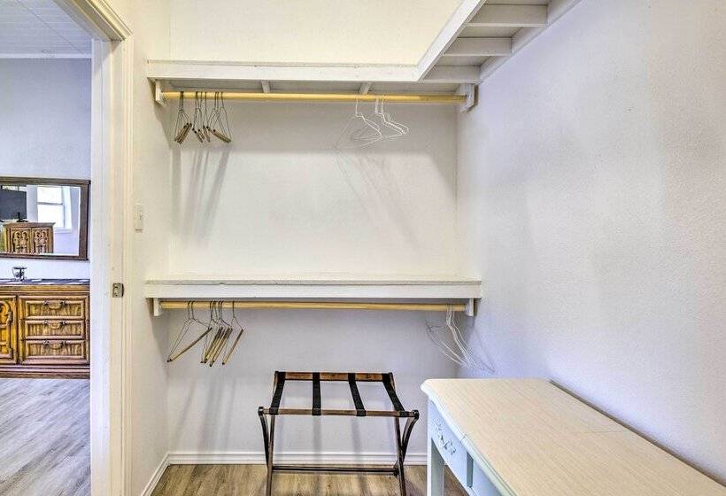 Peaceful Yard + Seasonal Pool: Weatherford Cottage