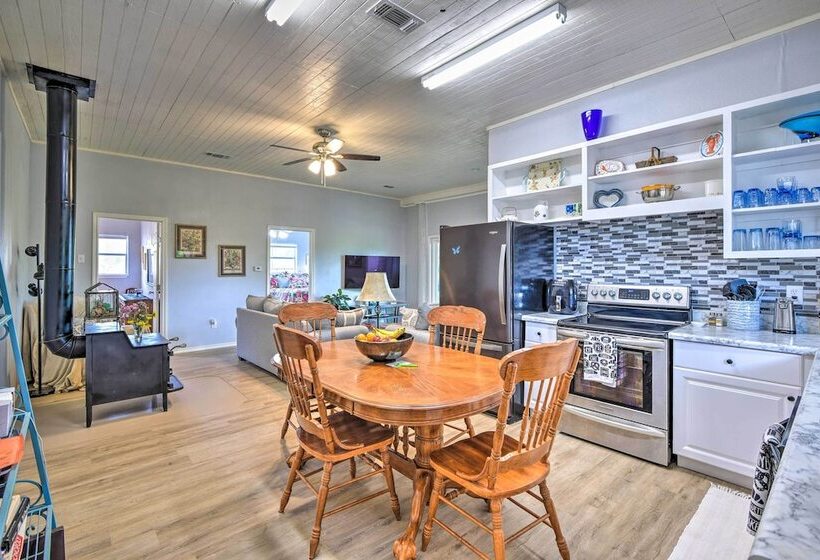 Peaceful Yard + Seasonal Pool: Weatherford Cottage