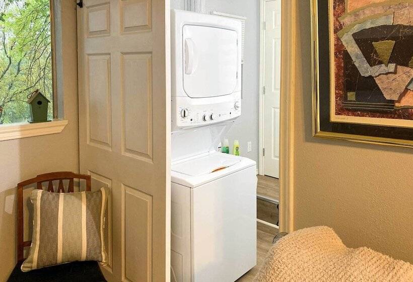 Peaceful Yard + Seasonal Pool: Weatherford Cottage