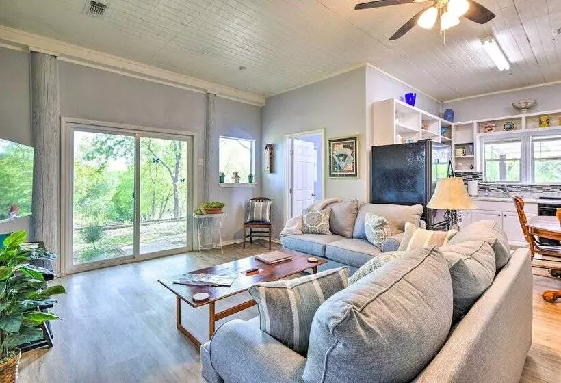 Peaceful Yard + Seasonal Pool: Weatherford Cottage