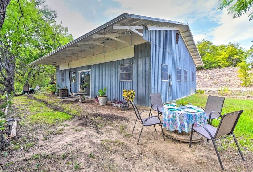 Peaceful Yard + Seasonal Pool: Weatherford Cottage