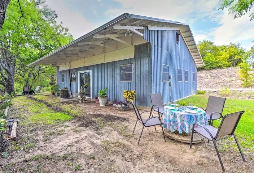 Peaceful Yard + Seasonal Pool: Weatherford Cottage