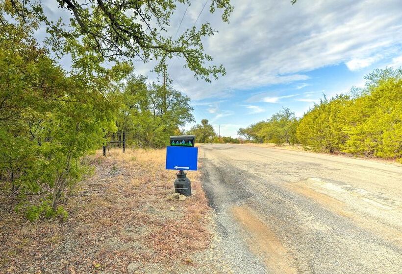 Peaceful Yard + Seasonal Pool: Weatherford Cottage