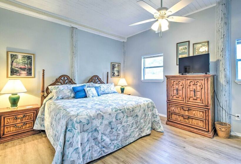 Peaceful Yard + Seasonal Pool: Weatherford Cottage