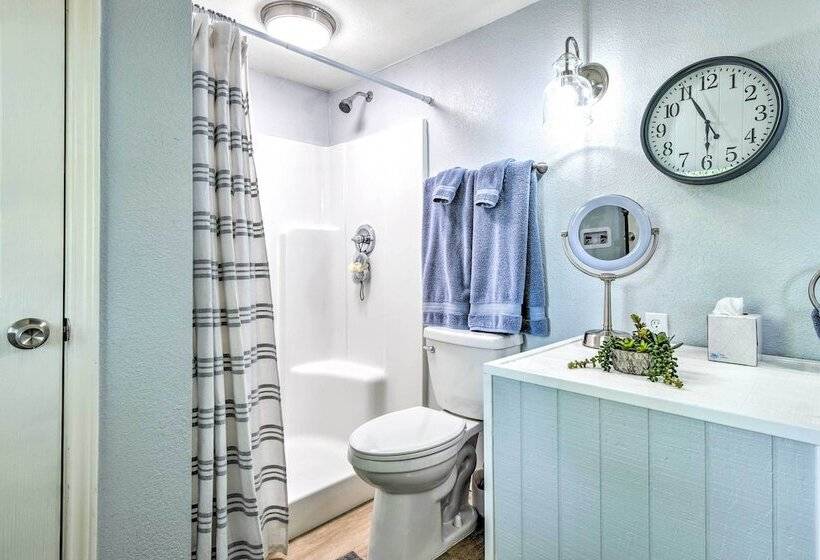 Peaceful Yard + Seasonal Pool: Weatherford Cottage