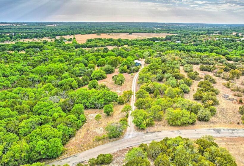 Peaceful Yard + Seasonal Pool: Weatherford Cottage