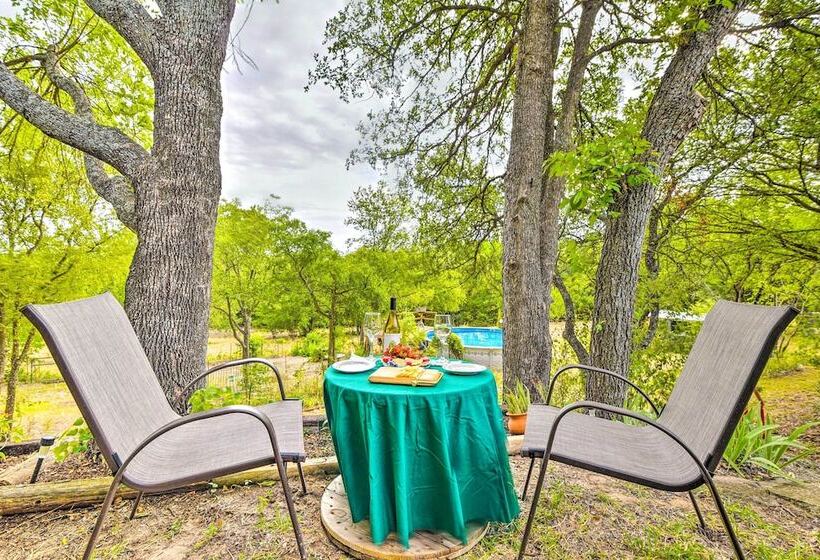 Peaceful Yard + Seasonal Pool: Weatherford Cottage