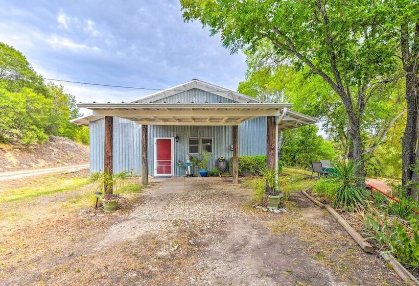 Peaceful Yard + Seasonal Pool: Weatherford Cottage