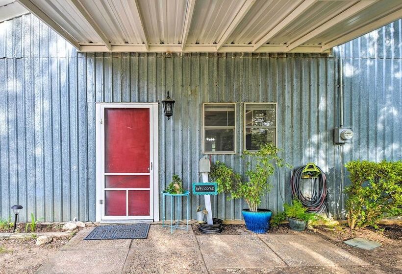 Peaceful Yard + Seasonal Pool: Weatherford Cottage