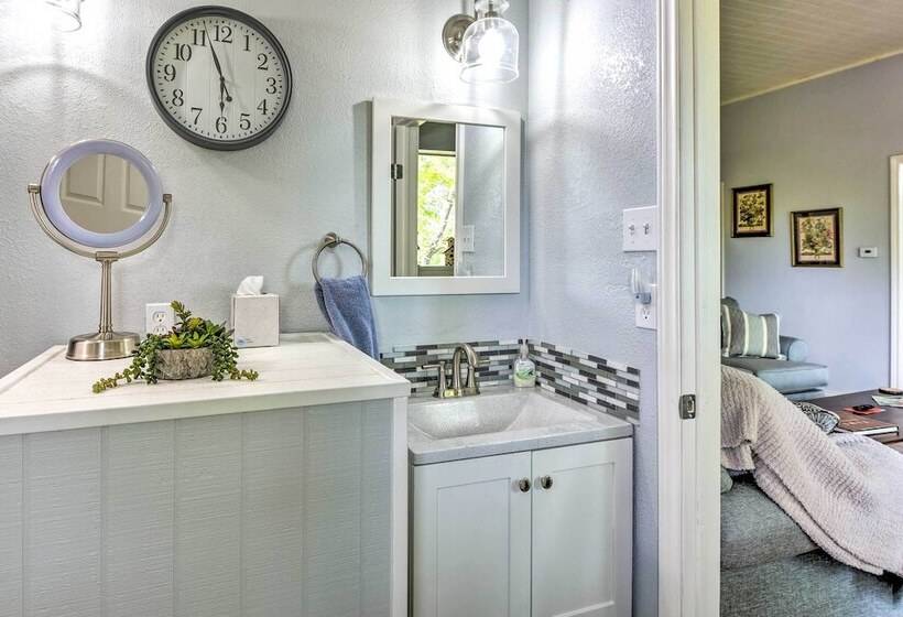 Peaceful Yard + Seasonal Pool: Weatherford Cottage