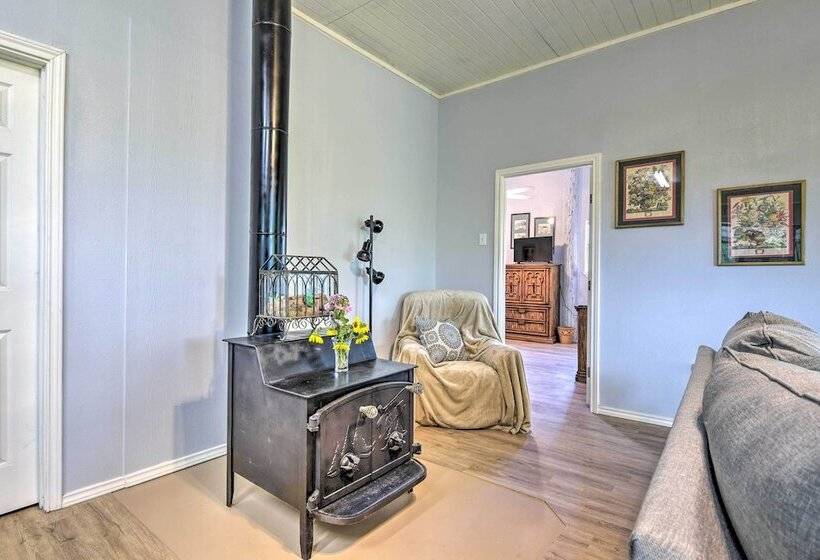 Peaceful Yard + Seasonal Pool: Weatherford Cottage