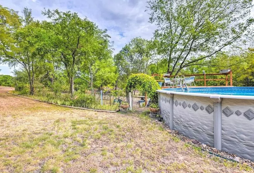 Peaceful Yard + Seasonal Pool: Weatherford Cottage