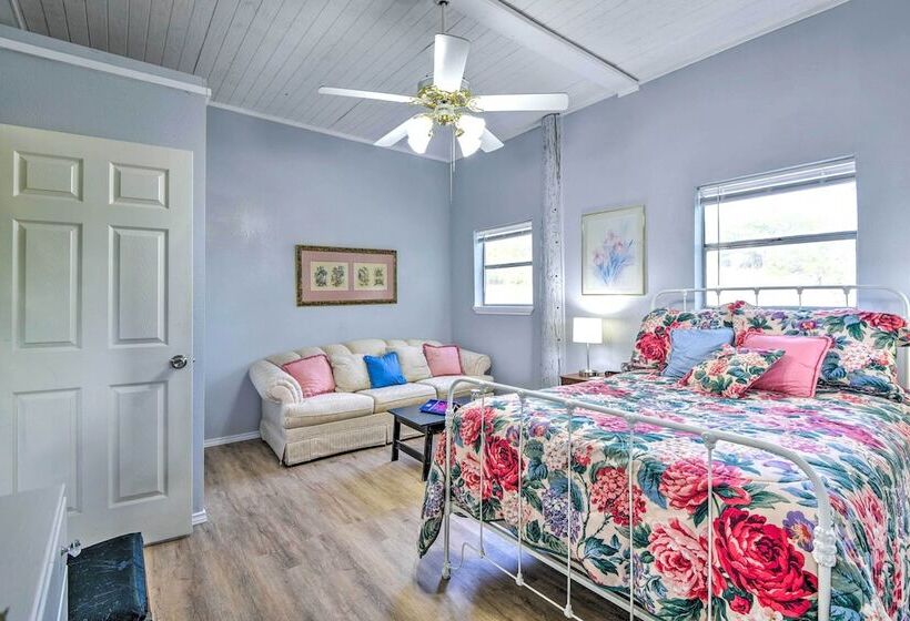 Peaceful Yard + Seasonal Pool: Weatherford Cottage