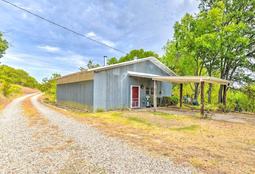 Peaceful Yard + Seasonal Pool: Weatherford Cottage