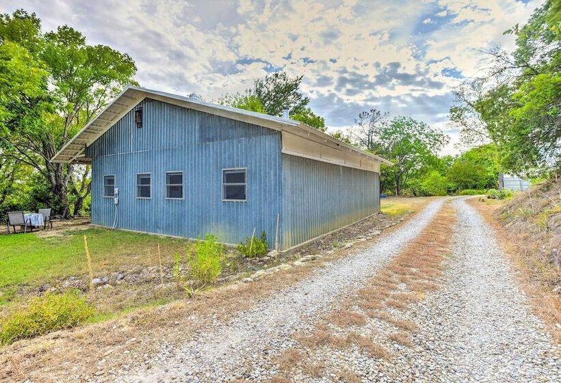 Peaceful Yard + Seasonal Pool: Weatherford Cottage