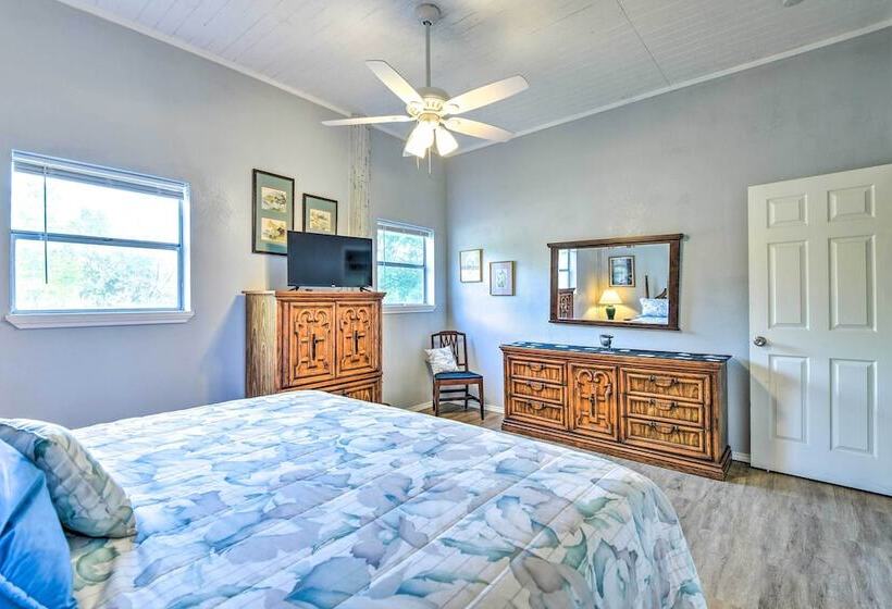 Peaceful Yard + Seasonal Pool: Weatherford Cottage