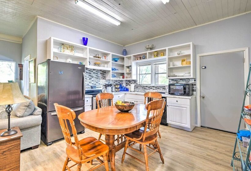 Peaceful Yard + Seasonal Pool: Weatherford Cottage