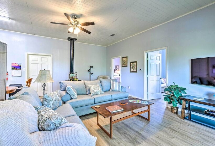 Peaceful Yard + Seasonal Pool: Weatherford Cottage