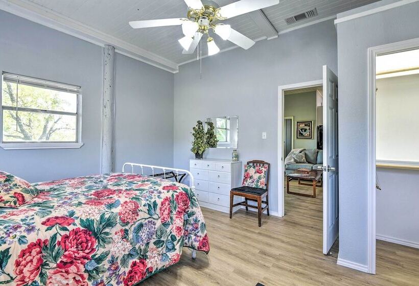 Peaceful Yard + Seasonal Pool: Weatherford Cottage