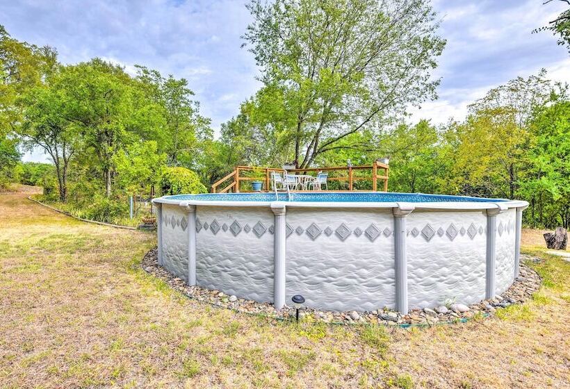 Peaceful Yard + Seasonal Pool: Weatherford Cottage