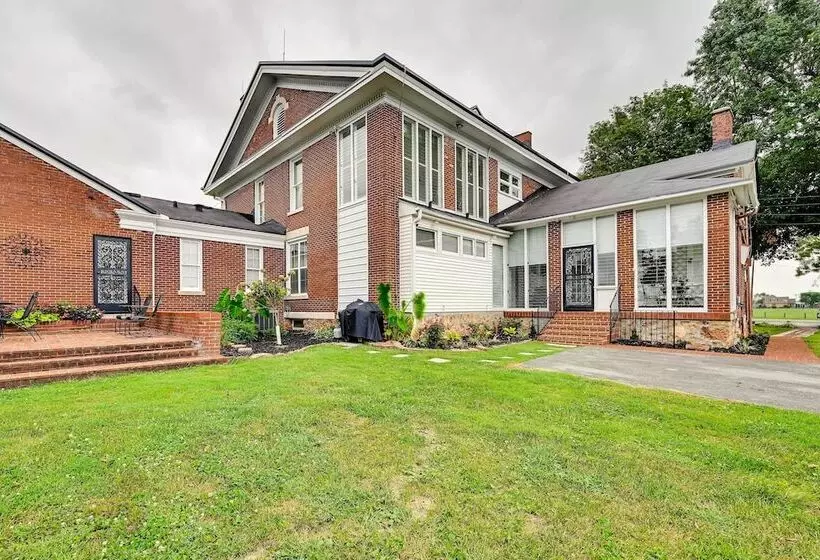 Bowling Green House W/ Shared Pool!