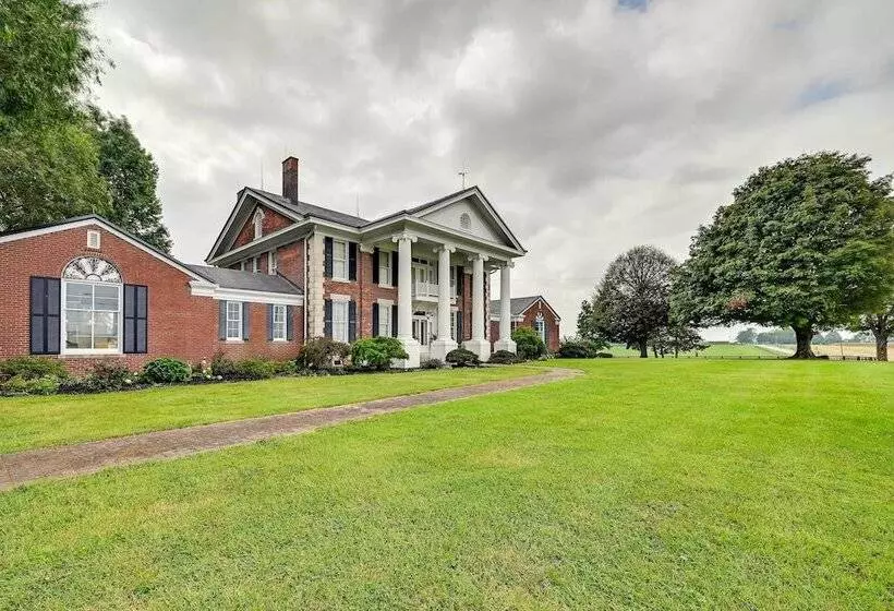 Bowling Green House W/ Shared Pool!