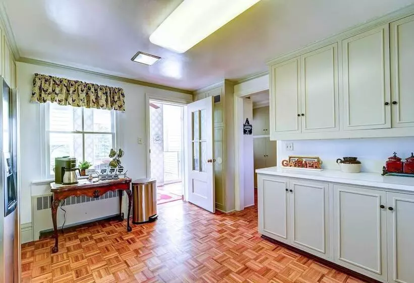 Bowling Green House W/ Shared Pool!