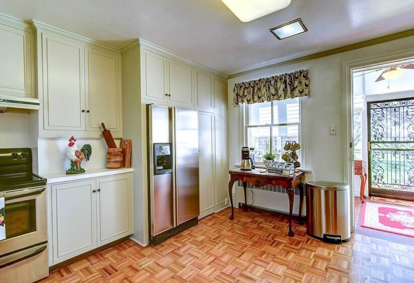 Bowling Green House W/ Shared Pool!