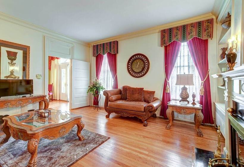 Bowling Green House W/ Shared Pool!