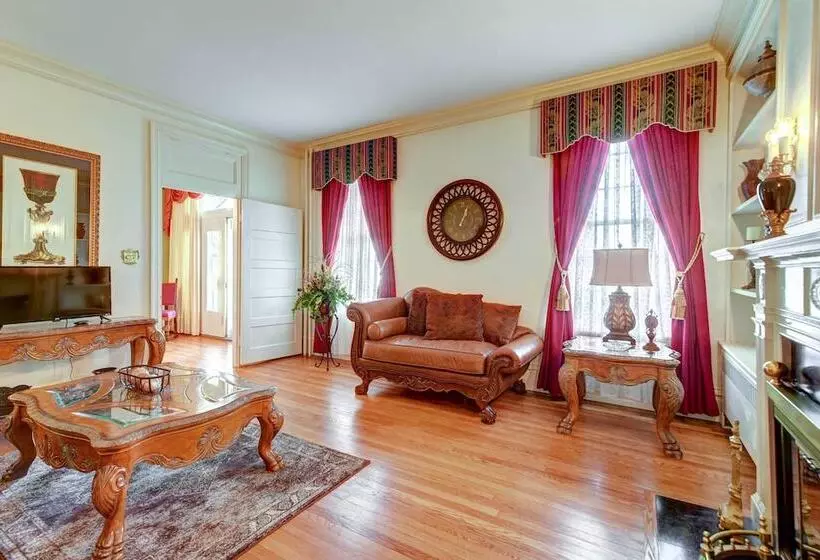 Bowling Green House W/ Shared Pool!