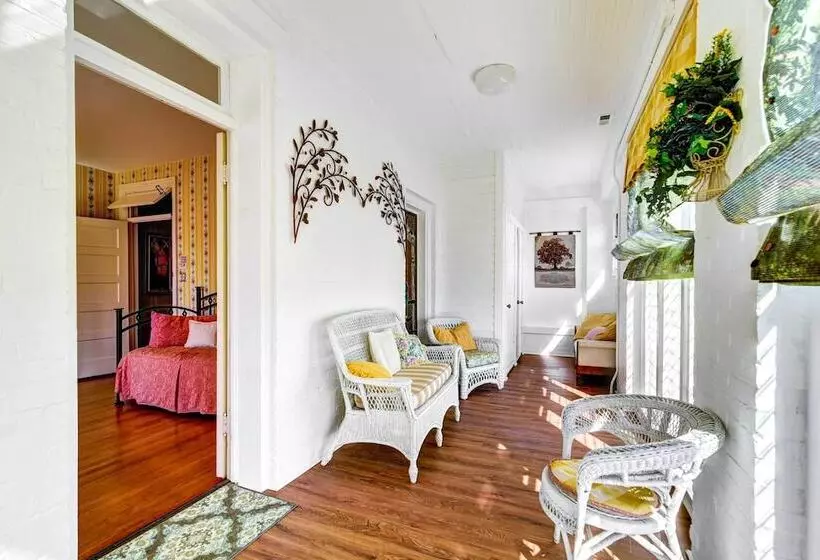 Bowling Green House W/ Shared Pool!